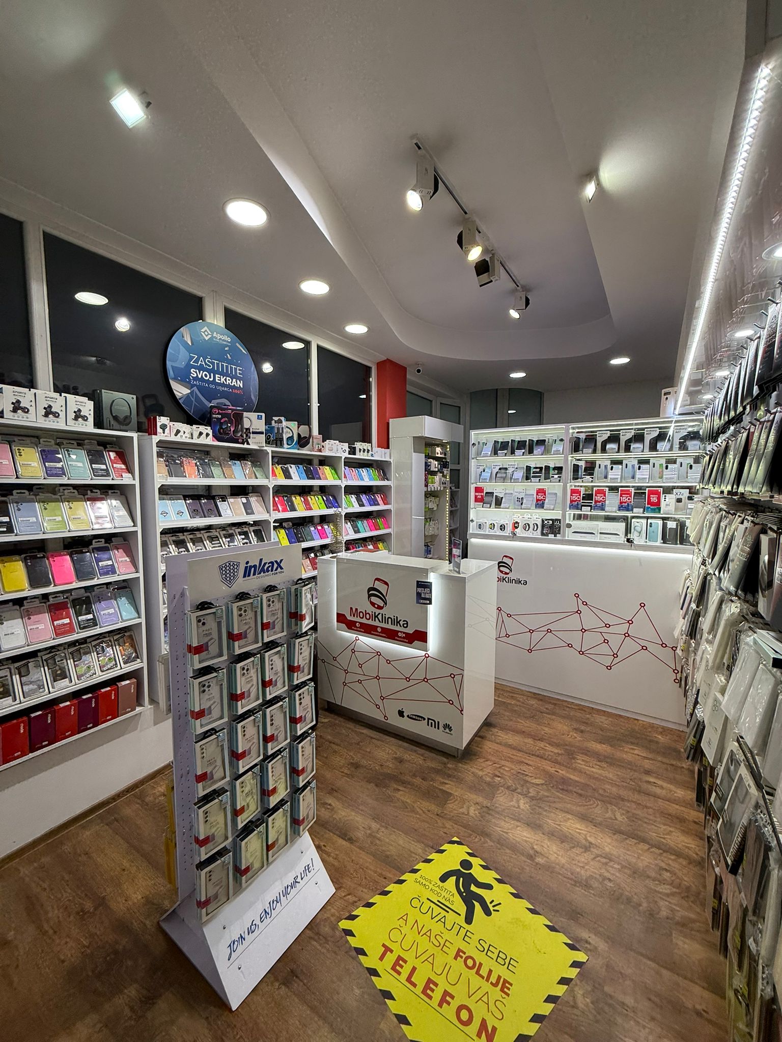 Unutrašnjost Mobiklinika radnje - police sa maskicama i opremom za telefone